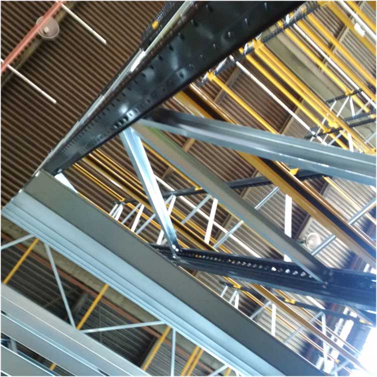 close up image of pallet racking beams